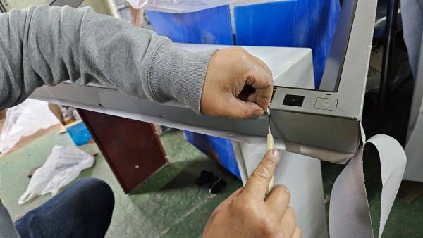 아래 부분에 깨진 부분을 시트지로 마감