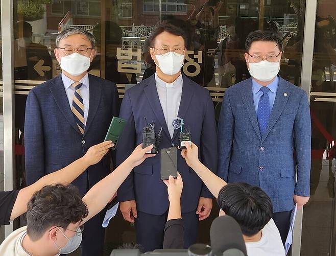 2022년 9월14일 고 전두환씨를 상대로 한 손해배상 소송 항소심에서 승소한 조진태 5·18기념재단 상임이사(왼쪽부터), 조영대 신부, 김정호 변호사가 소감을 밝히고 있다. 김용희 기자 kimyh@hani.co.kr