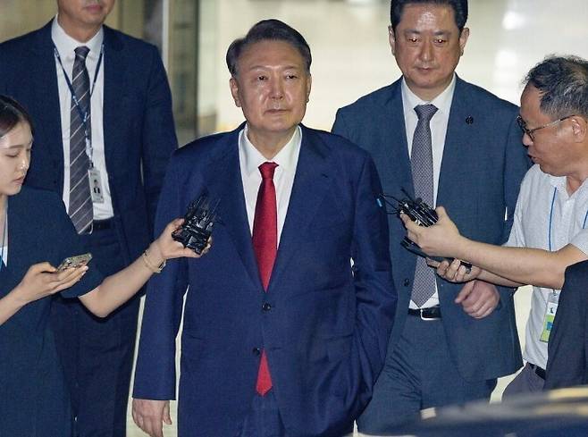 윤석열 전 대통령(가운데)이 지난달 9일 서울중앙지방법원에서 열린 영장실질심사를 마친 뒤 서울구치소로 향하고 있다. 사진공동취재단