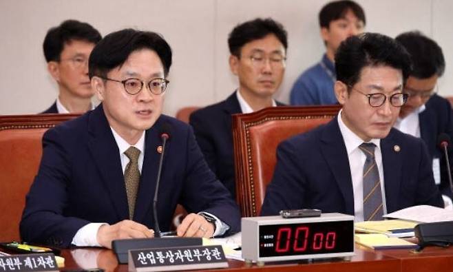 김정관 산업통상자원부 장관(왼쪽)이 6일 국회 산업통상자원중소벤처기업위원회 전체회의에서 발언하고 있다. 연합뉴스