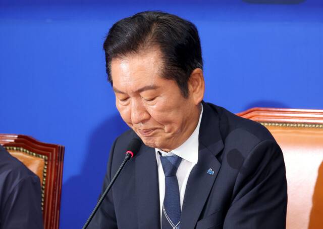 정청래 더불어민주당 대표가 6일 서울 여의도 국회에서 열린 최고위원회의에서 굳은 표정을 하고 있다. 김경호 선임기자 jijae@hani.co.kr