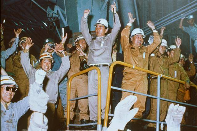 고 박태준(가운데) 포스코 명예회장과 임직원들이 1973년 6월 9일 경북 포항에 있던 당시 포항종합제철의 포항제철소 1고로에서 첫 쇳물이 쏟아져 나오자 만세를 부르고 있다. 포스코 제공