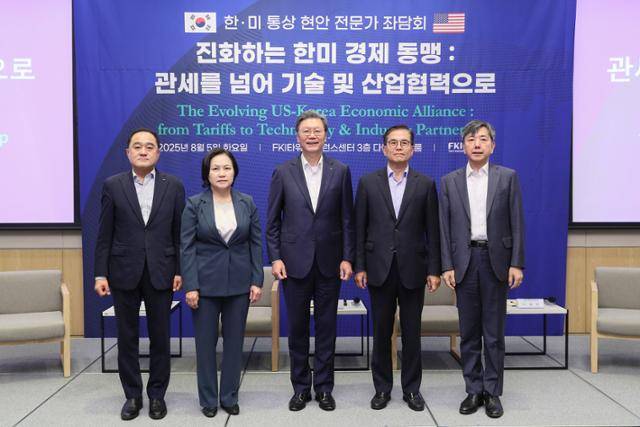김창범 한국경제인협회 부회장과 내빈들이 5일 FKI타워 컨퍼런스센터에서 열린 '진화하는 한미 경제 동맹: 관세를 넘어 기술 및 산업협력으로' 좌담회에서 기념촬영을 하고 있다. 왼쪽부터 정철 한경연 원장, 유명희 서울대 교수, 김 부회장, 최석영 법무법인 광장 고문, 이재민 서울대 법학전문대학원 원장. 한경협 제공