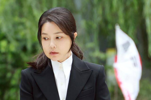 윤석열 전 대통령 배우자 김건희 여사가 6일 서울 종로구 KT광화문빌딩 웨스트에 마련된 민중기 특별검사팀 사무실에 피의자 신분으로 출석하고 있다. 전·현직 대통령 부인이 수사기관에 피의자로 공개 출석하는 것은 헌정사상 처음이다. 연합뉴스