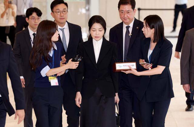 윤석열 전 대통령 부인 김건희(오른쪽 세 번째) 여사가 6일 서울 종로구 민중기 김건희 특별검사팀 사무실에 자본시장법 위반 등 혐의 피의자 신분으로 출석하고 있다. 사진공동취재단
