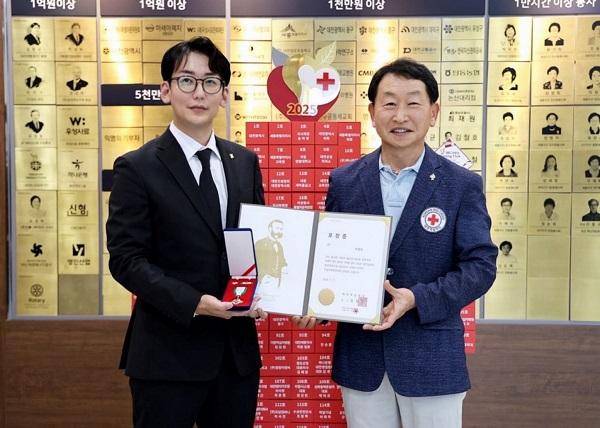 사진설명: 대한적십자사 금장 포장 수여식에서 기념 촬영하는 이영인 대표(왼쪽)와 이건문 대한적십자사 사무처장(오른쪽)