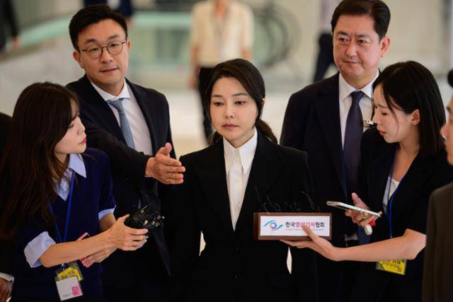 김건희 여사가 6일 서울 종로구 KT 광화문빌딩 웨스트에 마련된 민중기 특별검사 사무실로 출석하고 있다. 최원석 기자