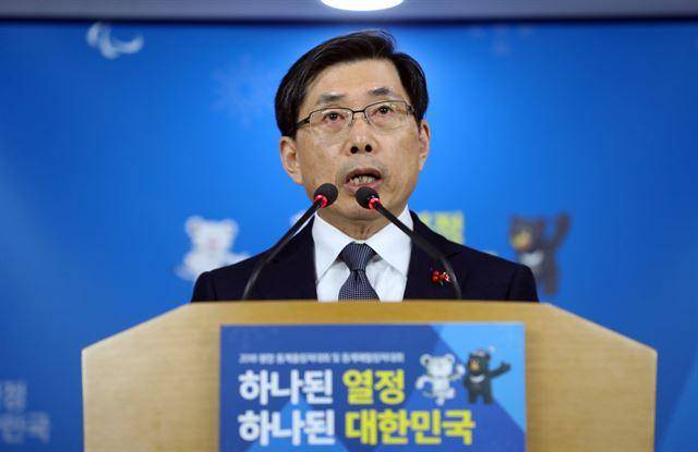박상기 당시 법무부 장관이 2017년 12월 29일 서울 종로구 정부서울청사 브리핑룸에서 문재인 정부 첫 특별사면을 발표하고 있다. 문재인 전 대통령은 당시 정봉주 전 의원과 용산참사 관련자 25명을 포함한 총 6,444명을 사면했다. 연합뉴스