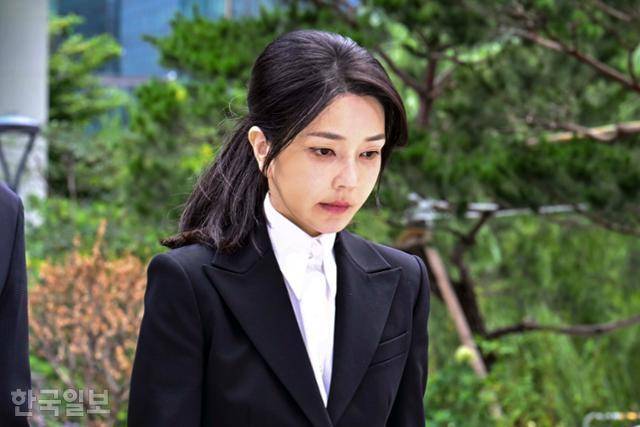 도이치모터스 주가조작·공천 개입·건진법사 청탁 등 의혹을 받는 김건희 여사가 소환조사를 위해 6일 서울 종로구 민중기 특별검사팀 사무실로 들어서고 있다. 전현직 영부인이 피의자 신분으로 수사기관에 공개 출석하는 건 이번이 처음이다. 강예진 기자