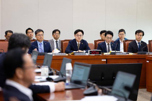 김정관 산업통상자원부 장관이 6일 서울 여의도 국회에서 열린 제428회 국회(임시회) 산업통상자원중소벤처기업위원회 1차 전체회의에 출석해 한미 관세협상 관련 의원 질의에 답하고 있다. 뉴스1