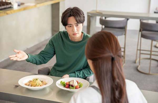 대만의 한 심리상담가가 식당에서 문제가 생겨도 직접적으로 말하지 못하는 ‘회피형 성격’의 사람이 바람을 피울 가능성이 높다고 말했다./사진=게티이미지뱅크