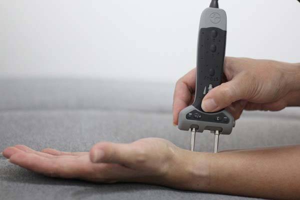 최근 SNS에서 통증을 간편하게 줄여준다는 ‘자기장 기반 가정용 치료기’가 화제를 모으고 있다./사진=게티이미지뱅크