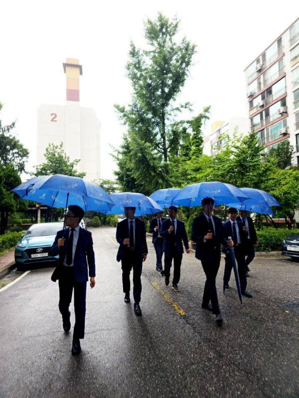 포스코이앤씨 관계자들이 지난달 16일 서울 강남구 도곡동 개포우성4차아파트를 방문, 현장 답사에 나서고 있는 모습. 포스코이앤씨