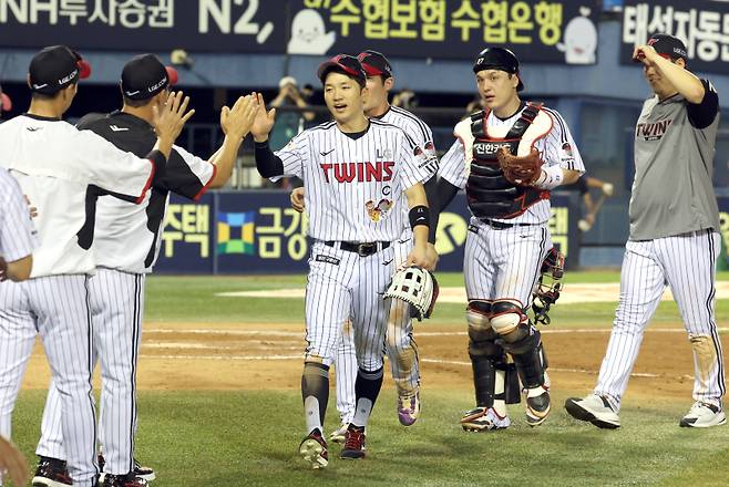 5일 오후 잠실야구장에서 열린 2025 프로야구 두산과 LG 경기. LG 가 4-2 역전승했다. 경기 종료 후 선수들이 승리 세리머니하고 있다. 잠실=정시종 기자 capa@edaily.co.kr /2025.08.05.