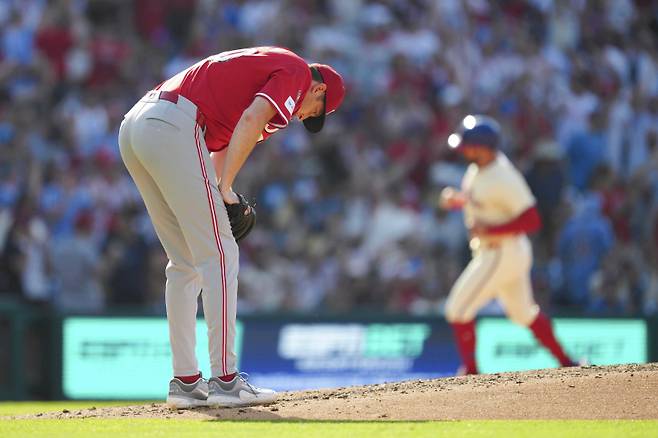 <yonhap photo-1602="">손가락 물집 부상에 또 쓰러진 신시내티 투수 닉 로돌로. [AP=연합뉴스]</yonhap>