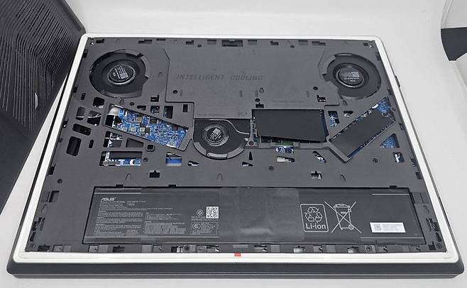 공구 없이 본체 하단 패널을 열어 간편하게 메모리 및 SSD 추가가 가능하다 / 출처=IT동아