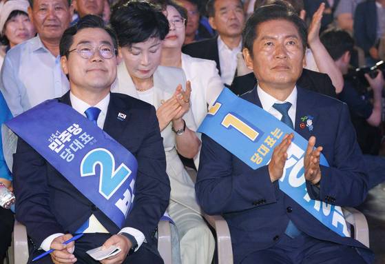 박찬대?정청래 더불어민주당 대표 후보가 2일 오후 경기 고양시 킨텍스에서 열린 제2차 임시전국당원대회에서 개표 결과를 지켜보고 있다. 임현동 기자