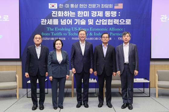 김창범 한국경제인협회 부회장을 비롯한 내빈들이 5일 서울 여의도 FKI타워 컨퍼런스센터에서 열린 '진화하는 한미 경제동맹: 관세를 넘어 기술 및 산업협력으로' 좌담회에서 기념촬영을 하고 있다. 사진 왼쪽부터 정철 한국경제연구원 원장, 유명희 서울대 교수, 김 부회장, 최석영 법무법인 광장 고문, 이재민 서울대 법학전문대학원 원장. 사진 한경협