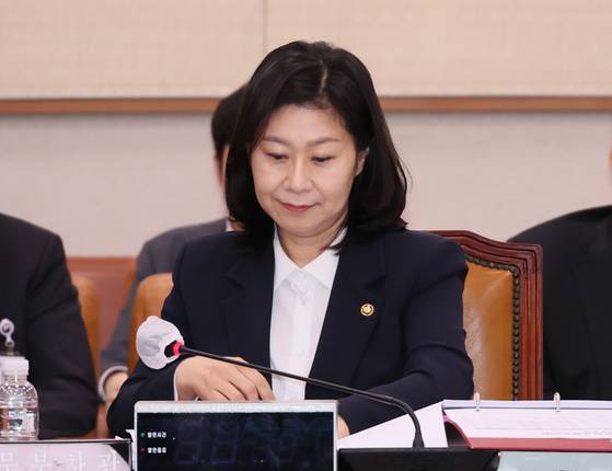 순직해병특검팀은 이노공 전 법무부 차관이 공직에서 물러난 뒤인 지난해 3월, 호주대사로 지명된 이종섭 전 국방부 장관에게 출국금지 해제 신청서를 보낸 사실을 포착하고 수사하고 있다. 연합뉴스