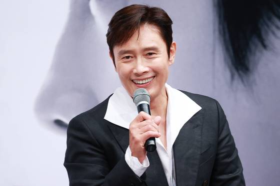 배우 이병헌이 지난달 4일 오후 경기도 부천시 현대백화점 중동점에서 열린 제29회 부천국제판타스틱영화제 배우 특별전 '더 마스터: 이병헌' 기자회견에서 인사말을 하고 있다. 연합뉴스