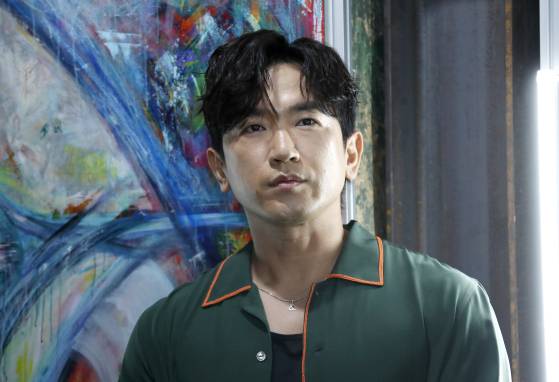 신화 멤버 이민우가 지난달 3일 서울 용산구 프로세스 이태원에서 열린 아트테이너 '뻑:온앤오프' 특별전 간담회에 앞서 자신의 작품 앞에서 포즈를 취하고 있다. 뉴스1