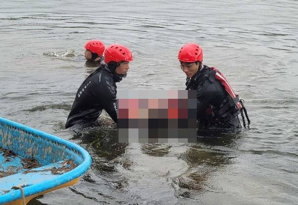 ▲ 소방당국은 6일 오전 10시 45분쯤 원주시 지정면 한솔교 인근 하천에서 60대 남성 A씨를 인양하고 있다.