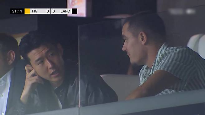 LAFC 홈 구장을 찾은 손흥민이 같은 팀 동료인 애론 롱과 이야기를 나누는 장면이 중계에 포착되기도 했다. (출처: Apple tv 중계화면 캡쳐)