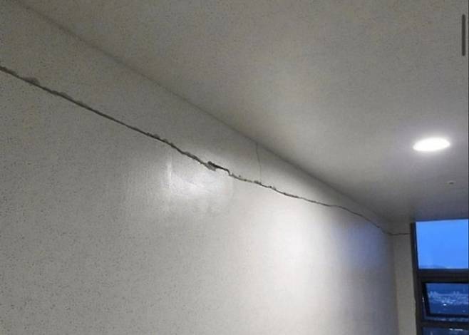 서울 강동구 둔촌동 '올림픽파크포레온' 내 금이 간 모습.  /출처=온라인커뮤니티