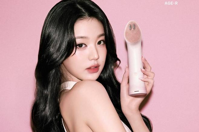 메디큐브 에이지알 부스터 진동 클렌저 화보. /사진=메디큐브