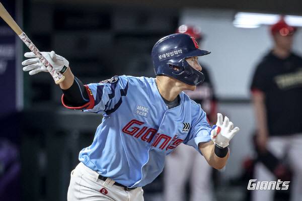 6일 부산 사직구장에서 열린 KIA와 3연전 두 번째 경기에서 롯데 박승욱이 3회 2타점 적시타를 친 뒤 날아가는 공을 응시하고 있다. 롯데 자이언츠 제공