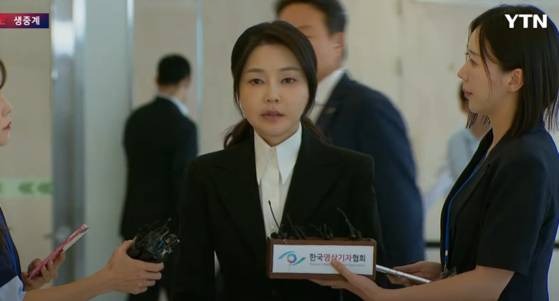 Kim Keon Hee, center, speaks to the press at the KT Gwanghwamun West Building in Jongno District, central Seoul on Aug. 6. [SCREEN CAPTURE]