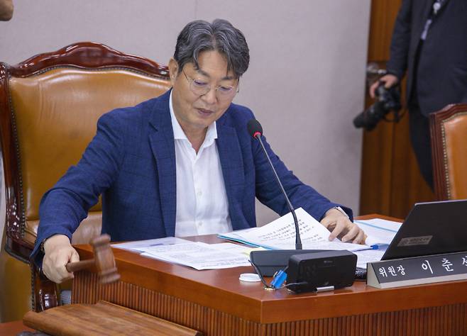 지난 달 22일 국회에서 열린 국회 법제사법위원회 전체 회의에서 이춘석 법사위원장이 오영준 헌법재판관 청문보고서 채택의 건을 처리하고 있다. 연합뉴스