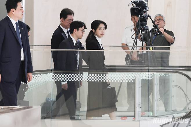 김건희 여사가 6일 오전 서울 종로구 KT 광화문빌딩 웨스트에 마련된 민중기 특별검사 사무실로 출석하고 있다. 사진공동취재단