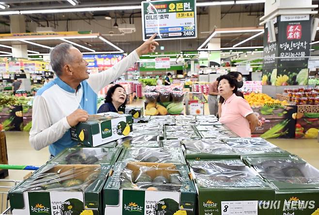 지난달 소비자물가 상승률이 또 2%대를 기록했다. 초여름 폭염·폭우가 기승을 부리며 농산물 가격이 급등한 여파다.&nbsp;