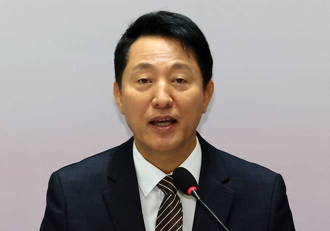 오세훈 서울시장이 지난달 16일 서울 중구 서울시청에서 열린 기자간담회에서 인사말을 하고 있다. 연합뉴스