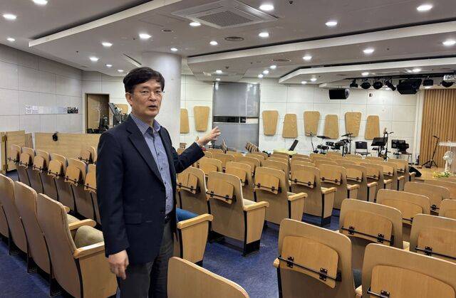 박원빈 약수교회 목사가 5일 서울 중구 교회에서 주민들에게 개방하는 공간을 안내하고 있다.