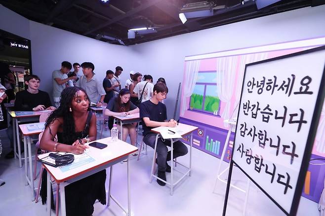 '여행자의집'에서 한국어를 배우고 있는 NYO-USA 단원들. 한국관광공사 제공