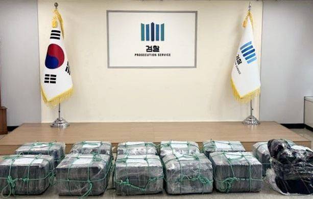 부산지검 마약범죄 특별수사팀이 압수한 코카인 꾸러미를 내부 청사에 펼쳐 놓고 있다. 해당 코카인은 지난 5월 부산신항에 입항한 중남미발 화물선의 컨테이너에서 발견된 것으로, 총 600㎏ 규모로 압수 당시 방수 포장된 12개 꾸러미 안에 1㎏짜리 백색 블록이 50개씩 담겨 있었다./사진=부산지겸 제공