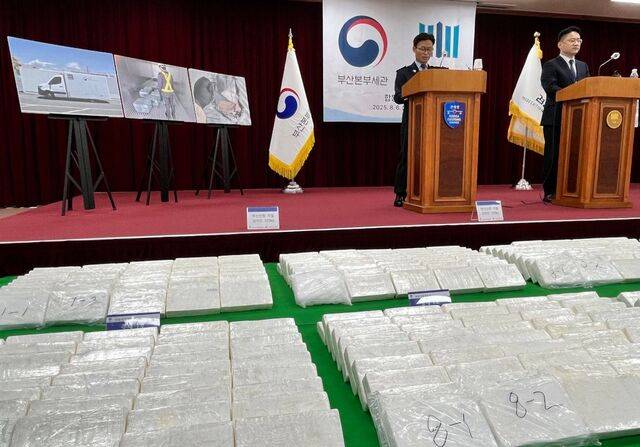 부산지검과 부산세관 관계자가 6일 부산지검 대회의실에서 지난 5월 부산신항에 입항한 선박의 컨테이너에서 압수한 코카인을 공개하며 사건에 대해 설명하고 있다. 압수한 코카인은 600㎏으로 부산항 역대 최대 규모의 마약류 적발이다. 연합뉴스