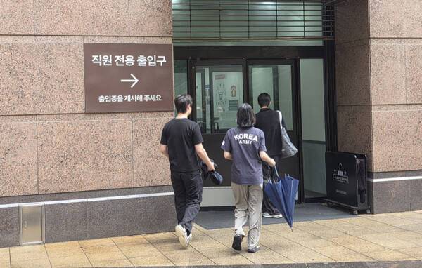 6일 오전 용인시 수지구 신세계백화점 죽전점(신세계 사우스시티) 직원 출입구로 직원들이 출근하고 있다. 송상호기자
