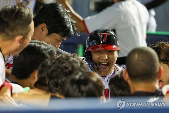 LG 문보경이 역전 3점홈런을 친 뒤 환호하고 있다. / 사진=연합뉴스