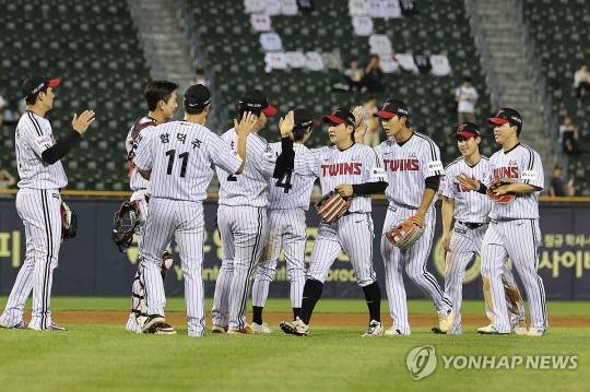 승리한 LG 선수들이 기뻐하고 있다. / 사진=연합뉴스