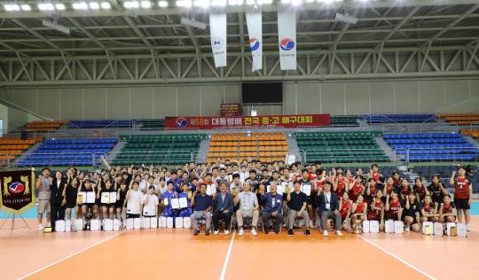 6일 각 부문 시상식을 마치고 입상 선수들과 연맹 관계자가 함께 포즈를 취하고 있다. [한국중고배구연맹 제공]