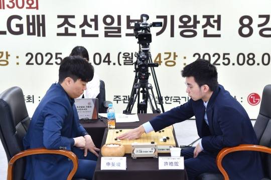 신민준(왼쪽) 9단이 쉬하오훙 9단을 꺾고 LG배 결승에 올랐다. 사진[연합뉴스]