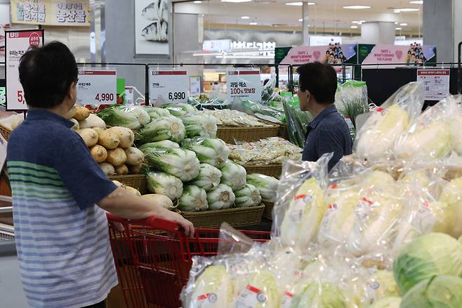 7월 폭염·폭우 영향으로 농산물 가격이 많이 오르면서 소비자물가가 두 달째 2%대 상승세를 이어갔다. 사진은 5일 서울 시내 한 대형마트의 채소 코너. 연합뉴스