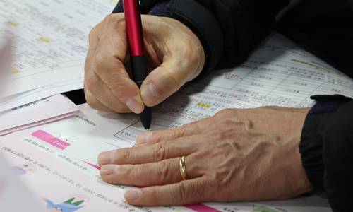 한 ‘노인 일자리 박람회’에서 어르신이 구직 신청서를 작성하고 있다. [사진 출처 = 연합뉴스]