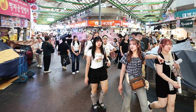 올해 한국과 일본을 오가는 양국 방문객이 약 1400만명으로 역대 최대를 기록할 전망이다. 6일 서울 종로구 광장시장을 찾은 일본인 관광객들이 시장을 둘러보고 있다.  한주형 기자