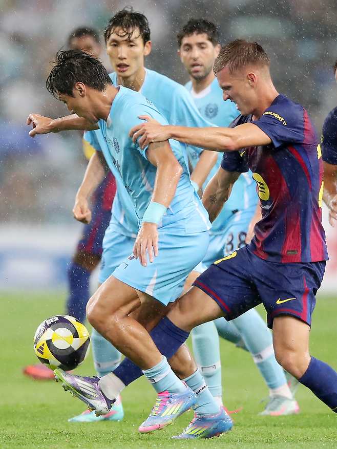 FC Barcelona 2025 Asia Tour Edition Daegu FC and FC Barcelona held at Daegu Stadium on the 4th. Both teams are fighting fiercely in the second half of the heavy rain. Photo = Provided by Yonhap News