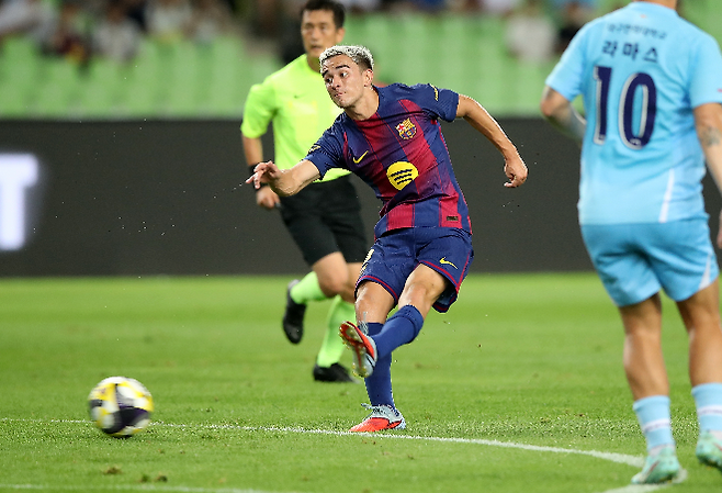 FC Barcelona 2025 Asia Tour Edition Daegu FC and FC Barcelona held at Daegu Stadium on the 4th. Gavi of FC Barcelona in the first half is the team's first goal. Photo = Provided by Yonhap News