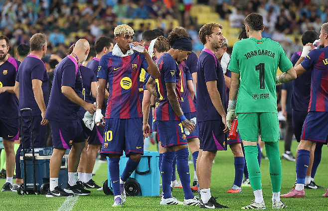 FC Barcelona 2025 Asia Tour Edition Daegu FC and FC Barcelona held at Daegu Stadium on the 4th. The first half of the FC Barcelona Squadron has a cooling brake and cools down with an ice bag and a drink. Photo = Provided by Yonhap News